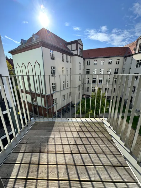 Sonnendurchflutete 1,5 Zimmer Wohnung mitten in Lichtenberg! — photo 1